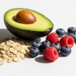低GI食品（玄米、全粒粉パン、大豆製品、野菜、果物）が並ぶ明るい食卓。健康的な食習慣や血糖値コントロールをイメージしたイメージ画像。